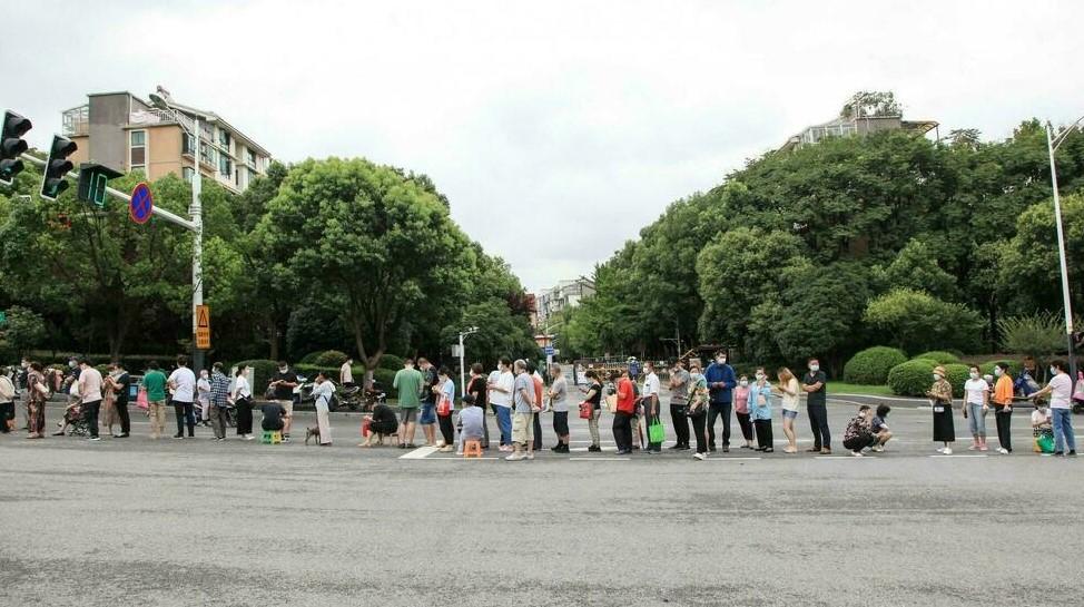 People queue for Covid-19 tests in Nanjing, China's eastern Jiangsu province - Avaz