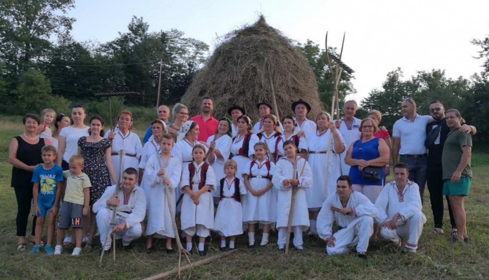 Učesnici su na kraju zaigrali i tradicionalno kolo - Avaz