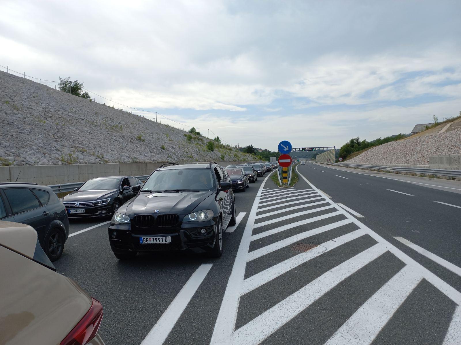 Haos na ulazu u Sarajevu: Velike gužve na autoputu