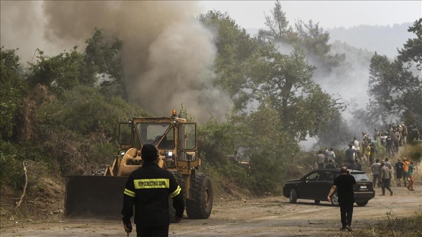 Firefighters continue works to extinguish the fire in the area of Greek island of Euboea, 150 kilometers from Athens, Greece on August 05, 2021. - Avaz