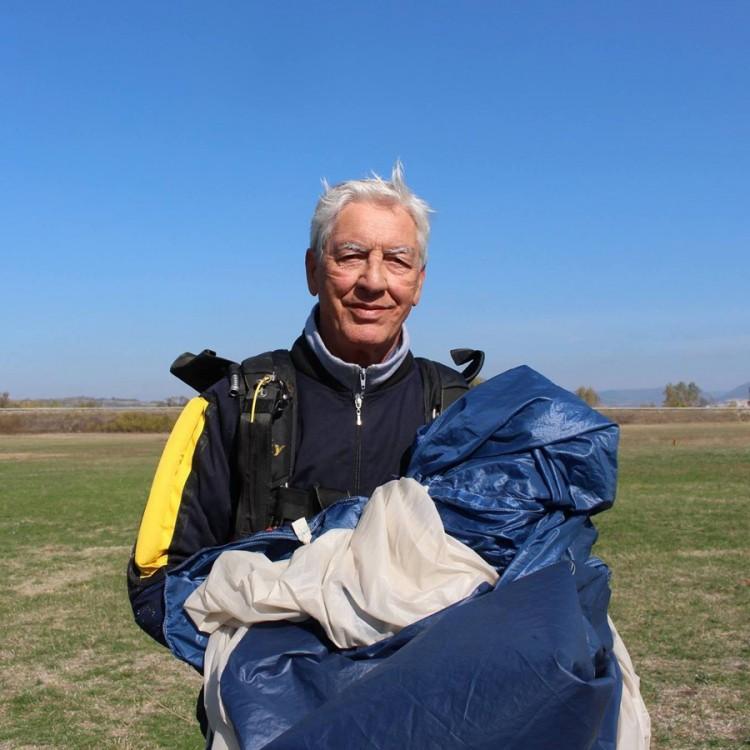 Ne odustaje od padobranstva iako je u devetoj deceniji života - Avaz