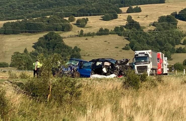 Smrskani automobili na mjestu nesreće: Vozila uništena do neprepoznatljivosti