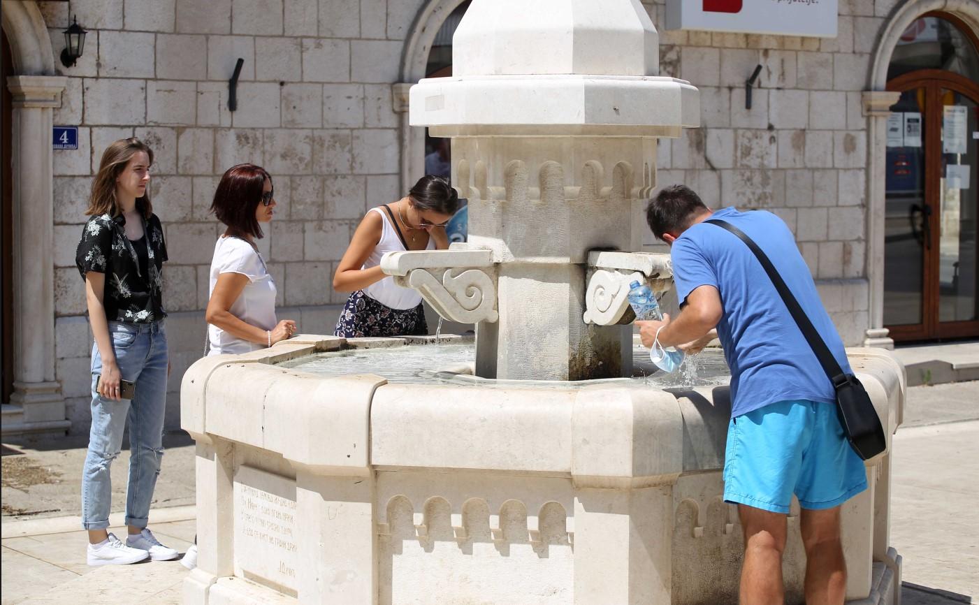 Sunčano i sparno, u drugom dijelu dana mogući pljuskovi