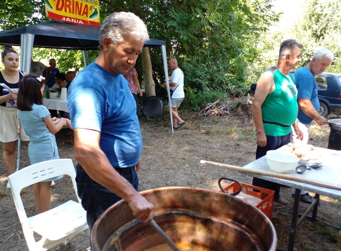 Pripremljen paprikaš i riblja čorba - Avaz