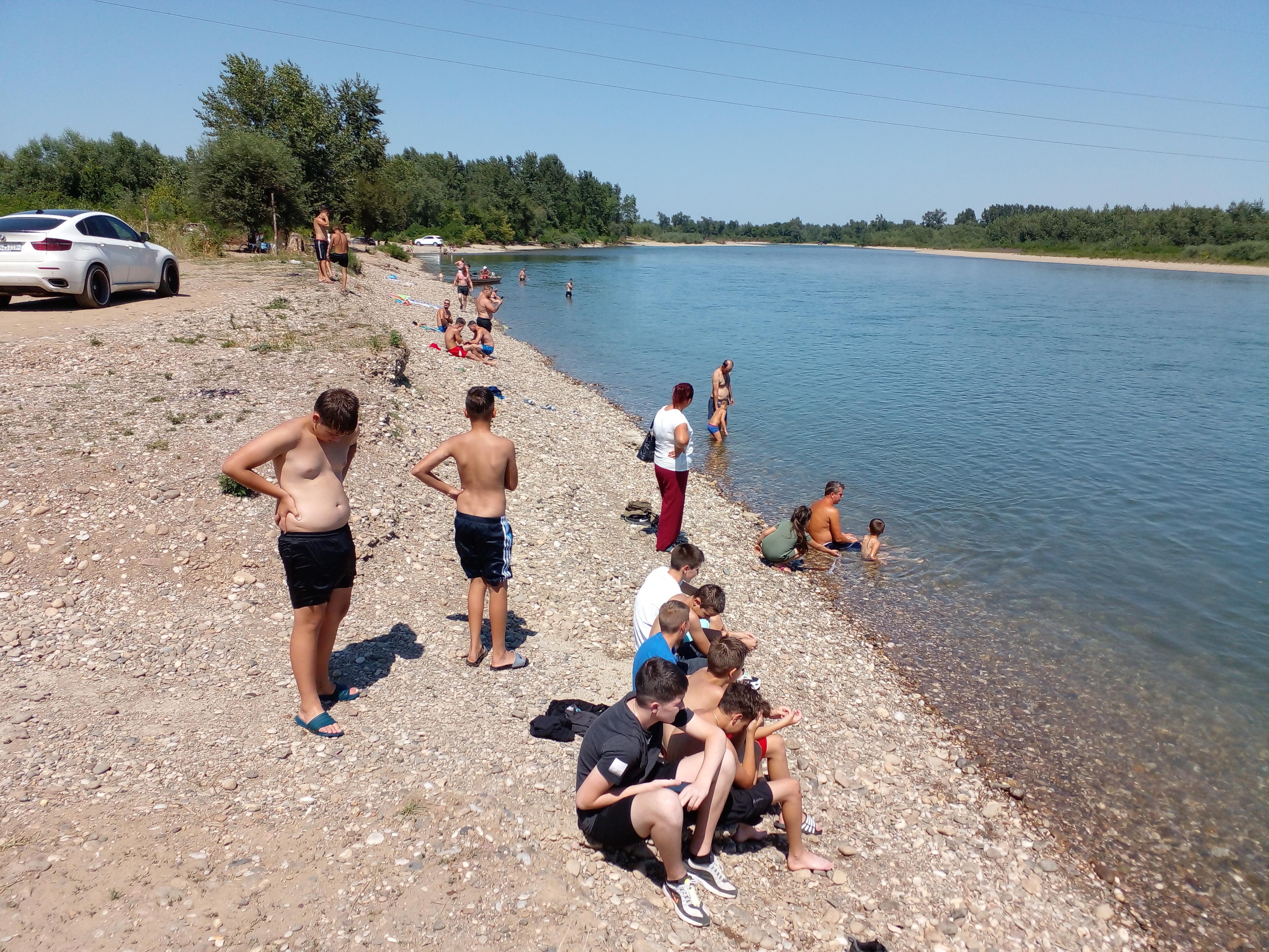 Mlađi u vodu ulaze oprezno, jer uređenih plaža nema - Avaz