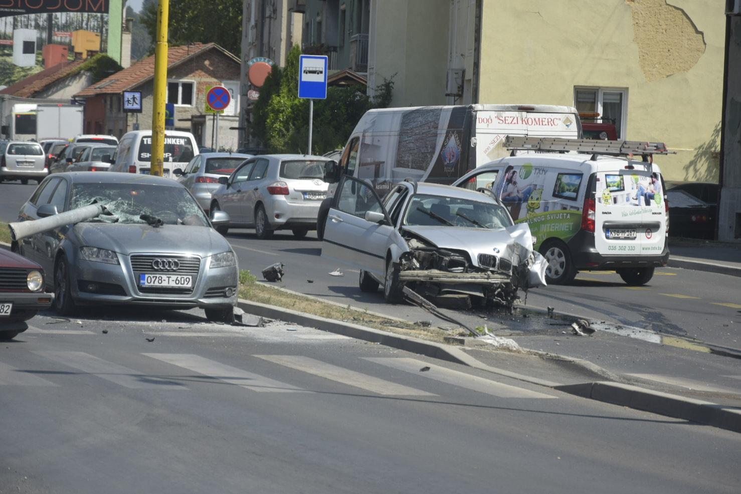 Težak sudar Audija i BMW-a u Tuzli, ima povrijeđenih