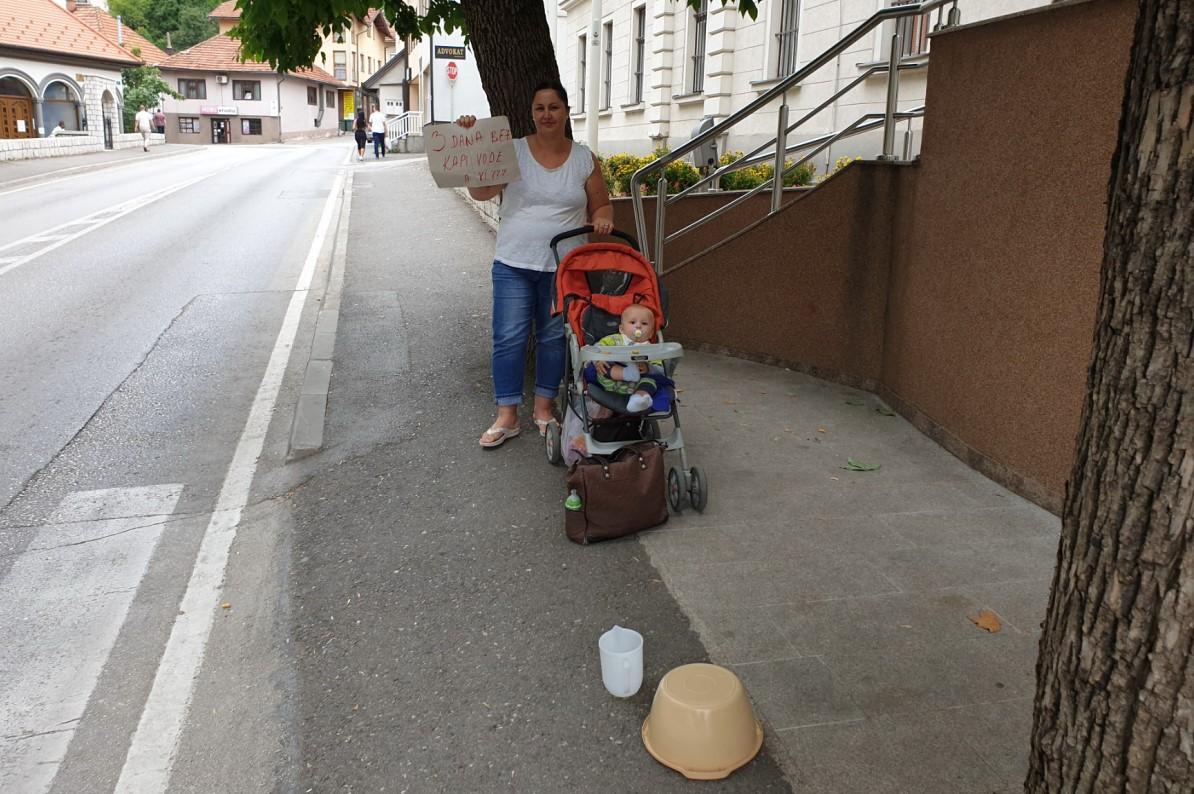 Tužna slika Tešnja: Mlada majka s djecom protestuje jer tri dana nema vode