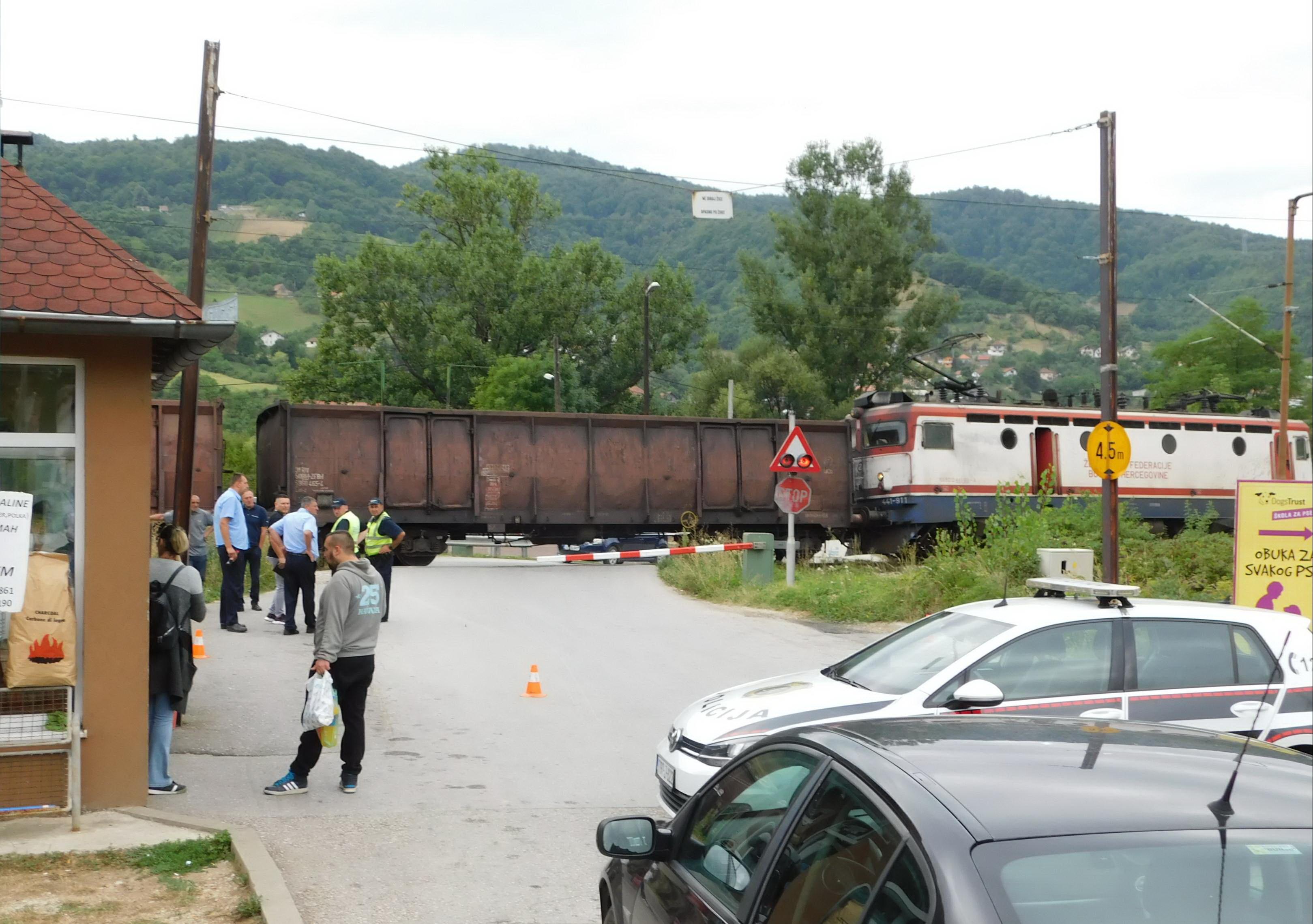 Policajci na licu mjesta vrše uviđaj - Avaz