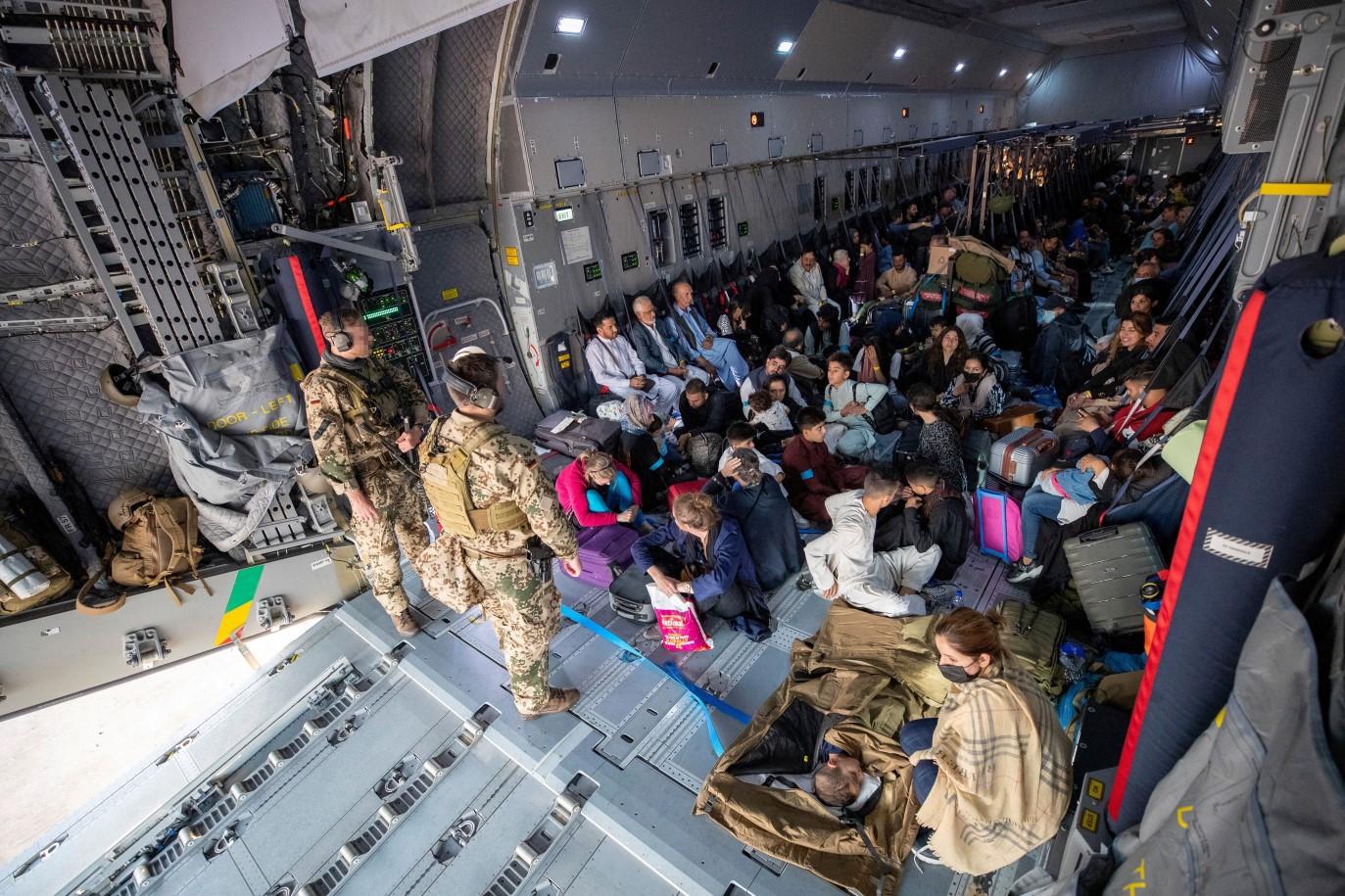 Stotine Afganistanaca okupljeno oko aerodroma u Kabulu nadaju se evakuaciji