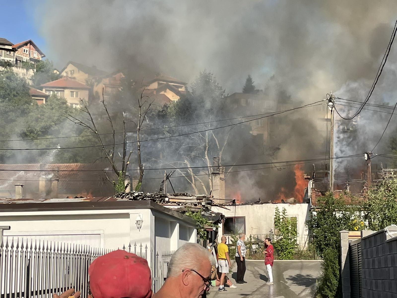 Video / Tokom gašenja požara došlo do varničenja na strujnim kablovima: Pucalo je i sijevalo