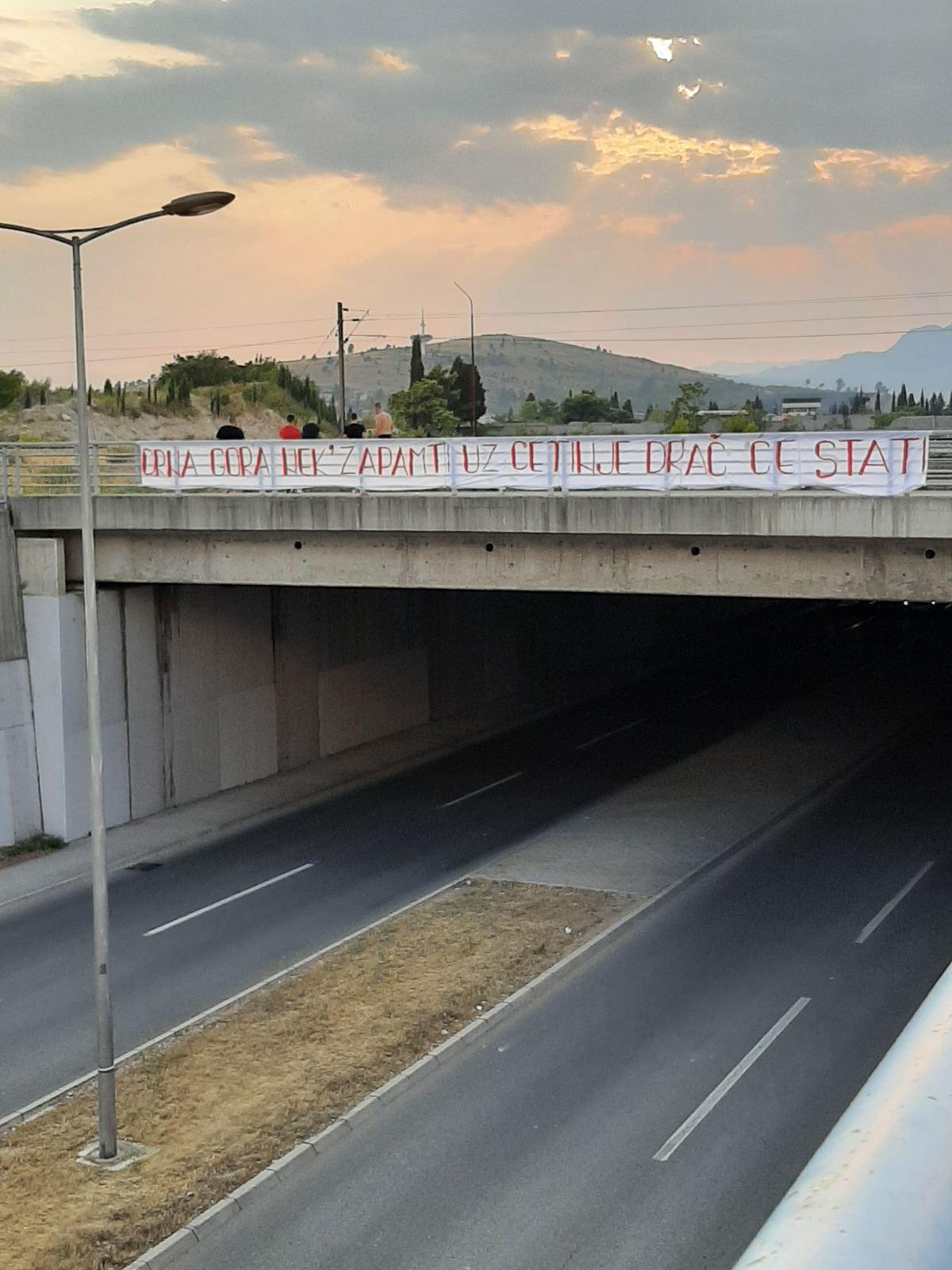 Transparent na nadvožnjaku kod Krstovog spomenika - Avaz