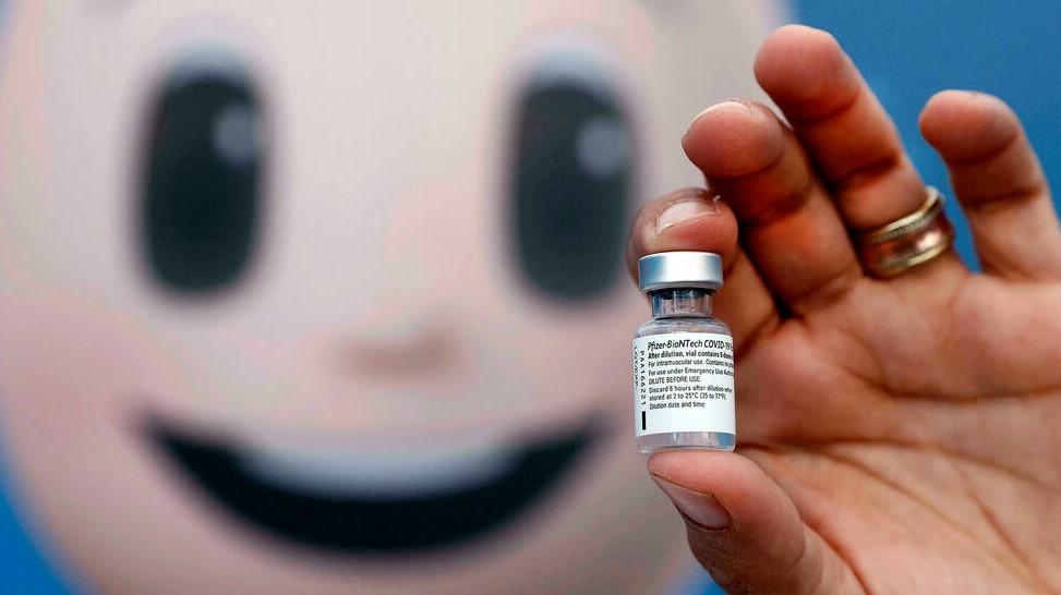 An Israeli medic holds up a vial of the Pfizer/BioNTech Covid-19 vaccine at a vaccination centre at the Atid al-Najah High School for the Sciences at the city of Taibeh in northern Israel in this file picture taken on August 19, 2021. - Avaz