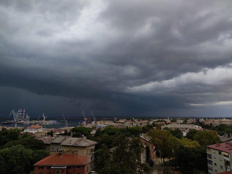 Jako grmljavinsko nevrijeme u Istri, u dva sata zabilježeno 6.500 udara munja