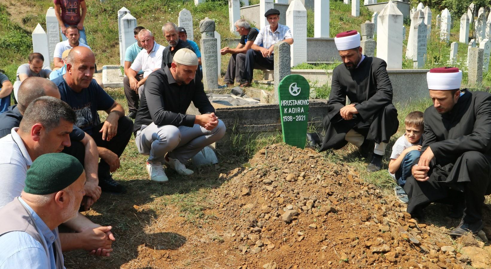 Klanjana dženaza srebreničkoj majci Kadiri Hrustanović: Dozivala je sinove i muža ubijene u genocidu i noć prije smrti