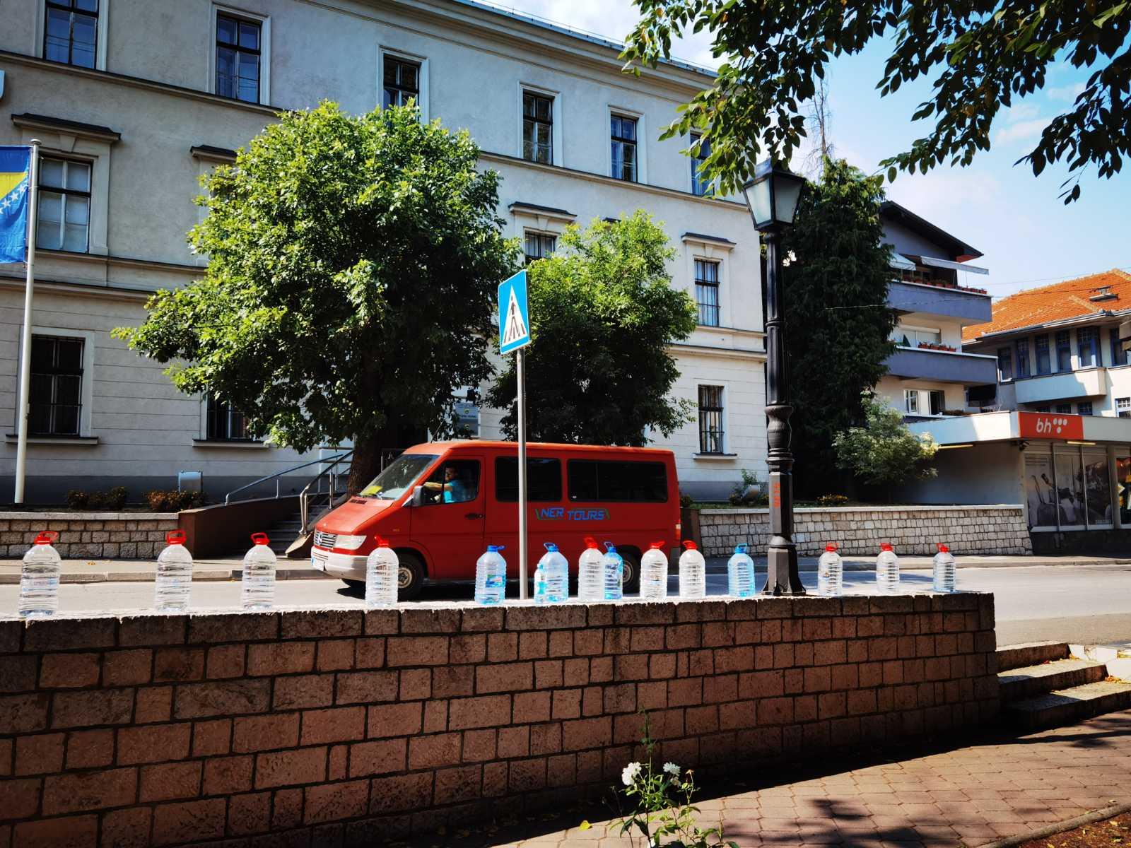 Kanisteri ispred Općine Tešanj: Danima nema vode ni za lijeka