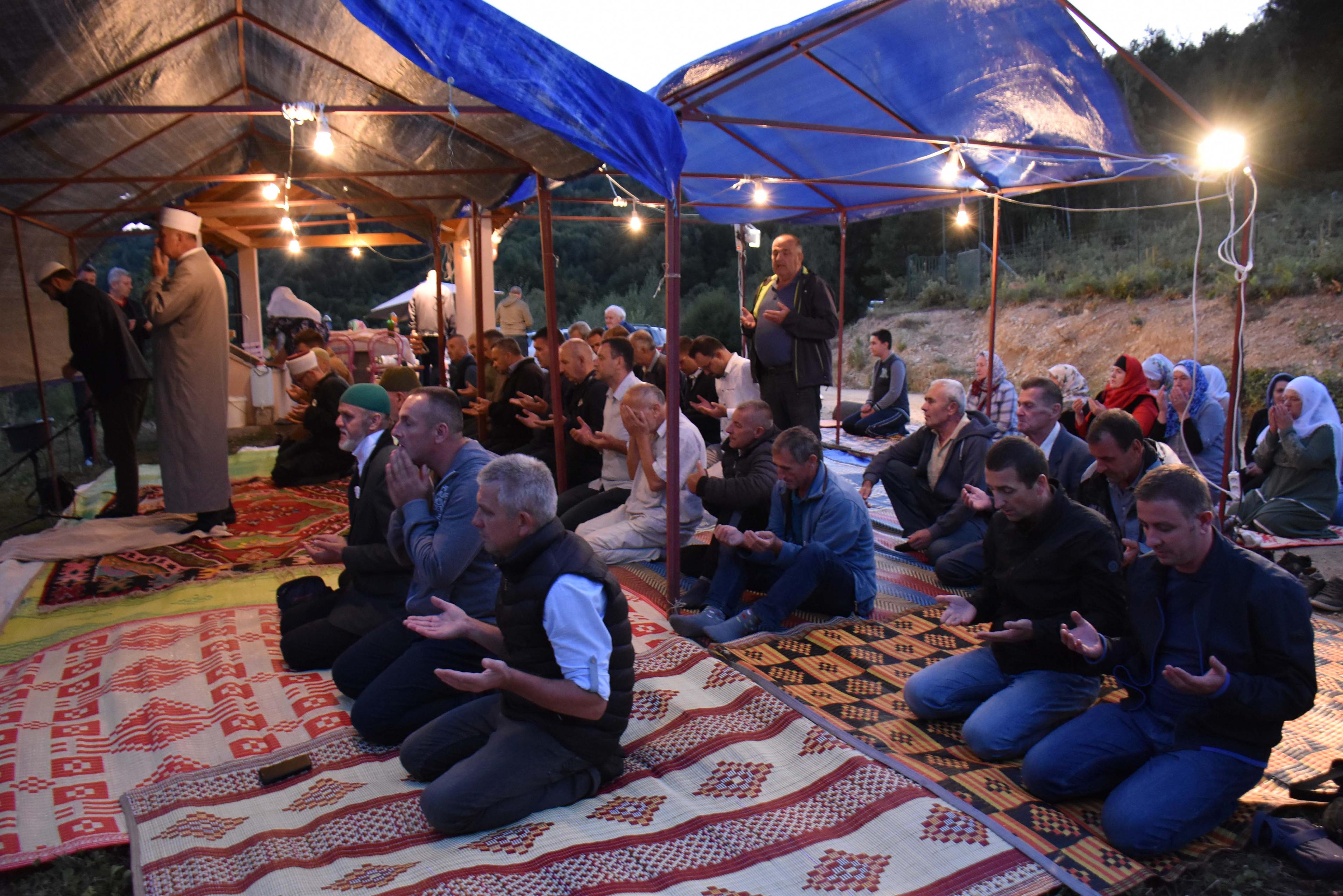 Mještani su zajedno klanjali akšam-namaz - Avaz