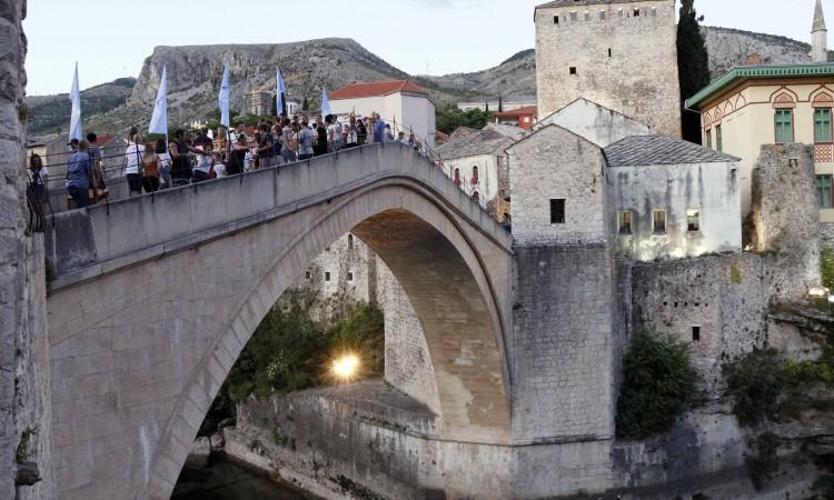 Bacanjem ruža sa Starog mosta počinje obilježavanje Međunarodnog dana nestalih