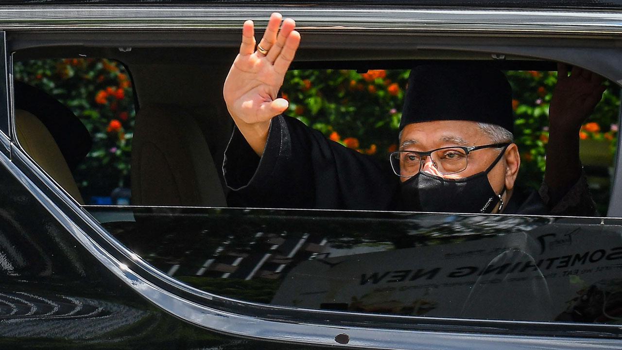 This handout photo from Malaysia’s Department of Information taken and released on August 21, 2021 shows Malaysia’s incoming Prime Minister Ismail Sabri Yaakob waving as he leaves his house on the way to taking the oath of office to become the country’s new leader in Kuala Lumpur - Avaz