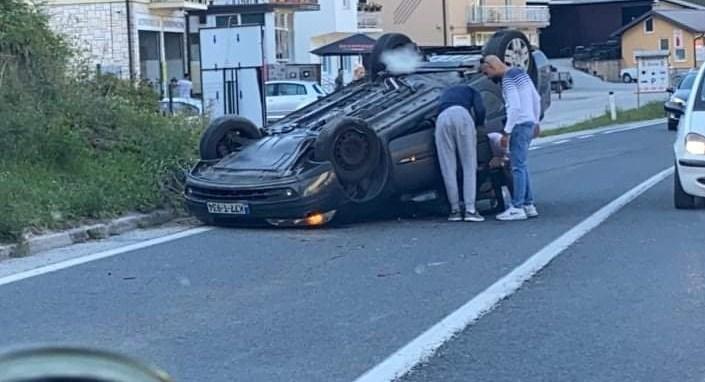 Saobraćajna nesreća: Nasred ceste prevrnulo se vozilo, jedna osoba povrijeđena