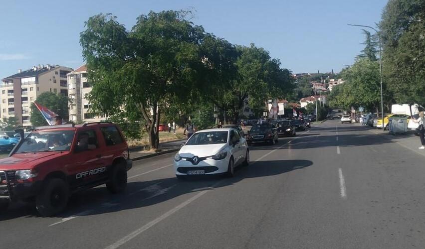 Okupljeni nose crkvene zastave, trobojke, zastave Srbije - Avaz