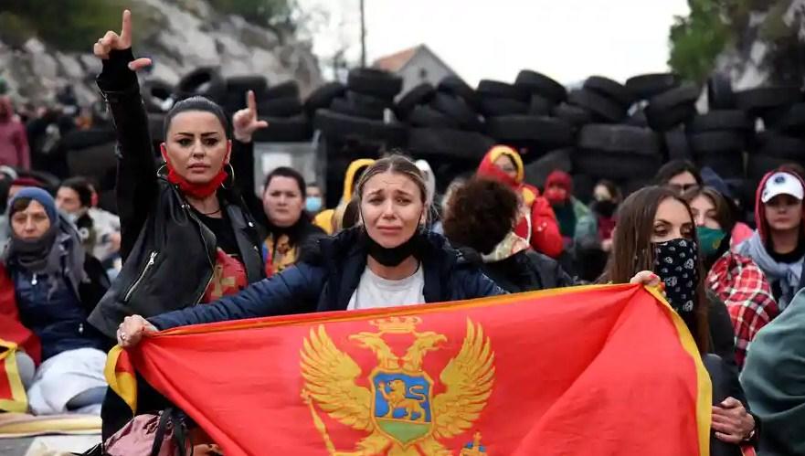 "Guardian": Policija suzavcem i šok-bombama na demonstrante protiv SPC-a