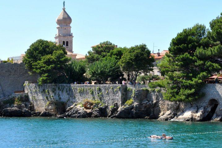 Stravična nesreća na Krku: Dijete palo sa zidina i poginulo