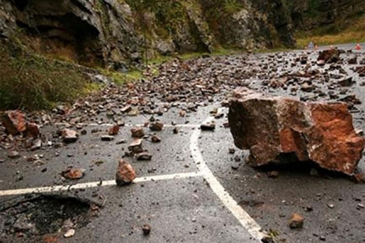 Zbog odrona i opasnosti od klizišta kamionima zabranjen prolaz kroz Šćepan Polje