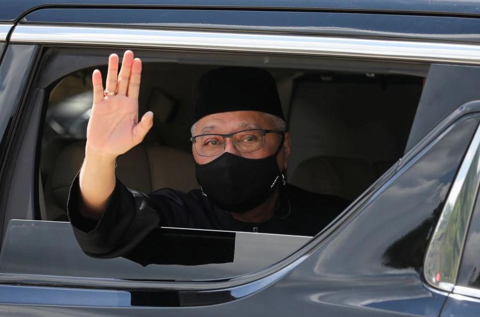 New Malaysian Prime Minister Ismail Sabri Yaakob waves from a car, as he leaves after the inauguration ceremony, in Kuala Lumpur, Malaysia August 21, 2021. - Avaz