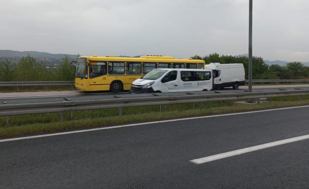 Kombi se zabio u GRAS-ov autobus, ima povrijeđenih