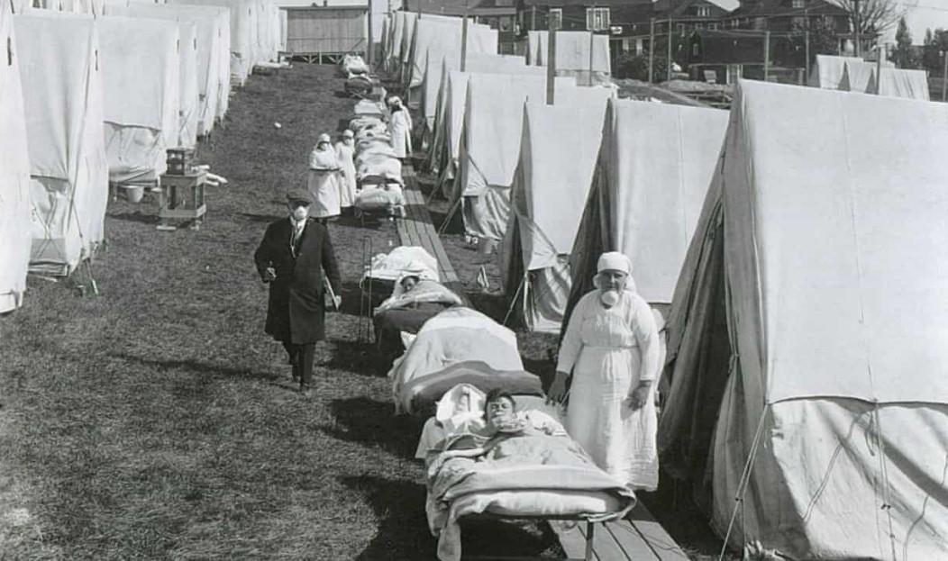 Njega medicinskog osoblja za osobe s gripom u hitnoj šatorskoj bolnici u Brooklineu, Massachusetts, u oktobru 1918. - Avaz