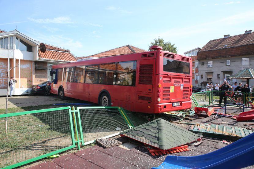 Stravična nesreća u Beogradu: Autobus uletio u dječije igralište