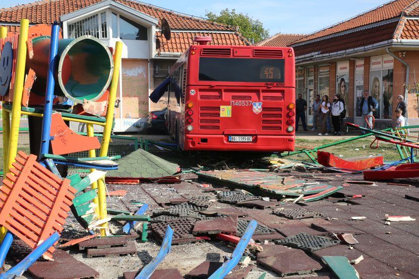 Autobusom uletio u park, povrijeđeno pet osoba - Avaz