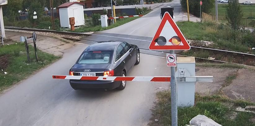 Video / Izbjegnuta tragedija u Banjoj Luci: Zaglavio između dvije rampe, dok je dolazio voz velikom brzinom