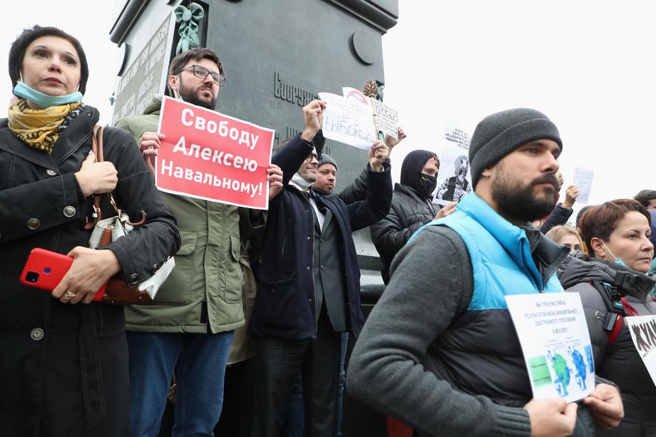 Protestanti nose transparente s natpisima i porukama "vratite izbore" - Avaz