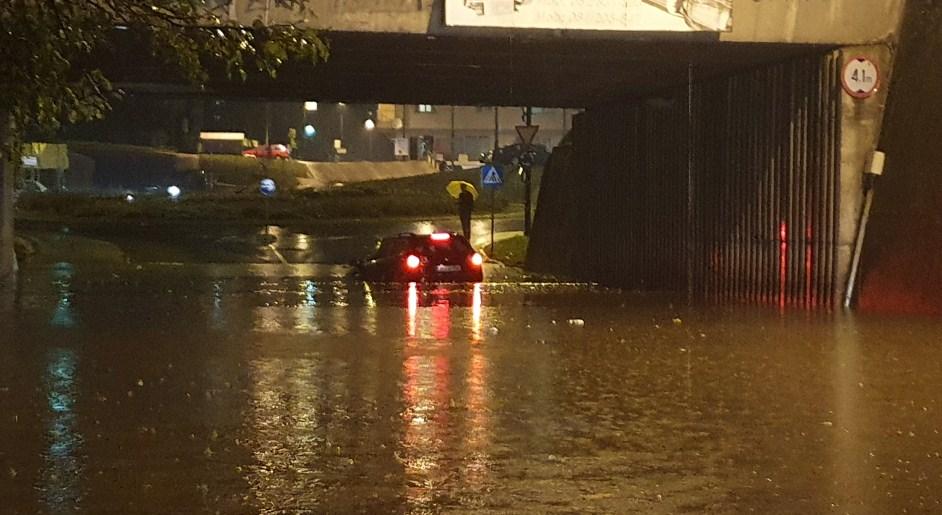 Drama u Sarajevu: Pogledajte kako vozač pokušava izaći iz zaglavljenog automobila u Buća Potoku