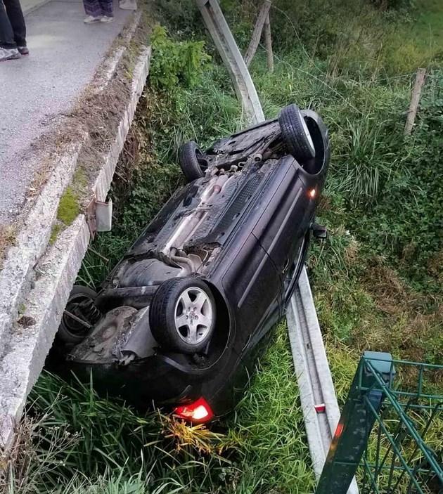 Automobilom polomio zaštitnu ogradu pa završio u kanalu