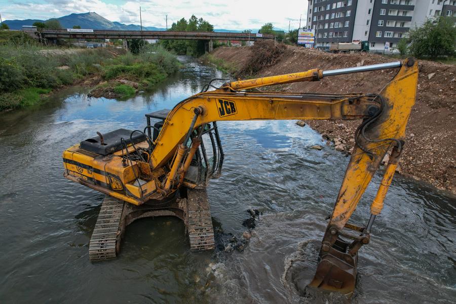 Čišćenje korita i obala Miljacke nizvodno od željezničkog mosta u Telalovom Polju