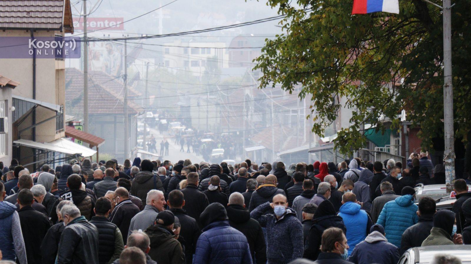 Suzavac i šok bombe u Sjevernoj Mitrovici, kosovska policija upala u apoteku