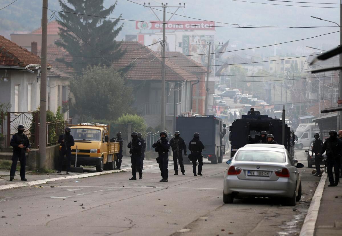 Šest policajaca povrijeđeno - Avaz