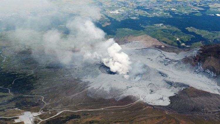 Vulkan Aso u Japanu izbacio pepeo na visinu od 3.500 metara