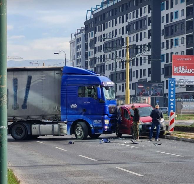 Stup: Sudar kamiona i automobila, saobraćaj potpuno blokiran