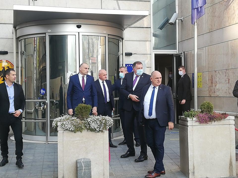 Dodik ispred zgrade Delegacije EU u Sarajevu - Avaz