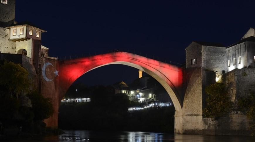 Stari most obasjan zastavom Turske