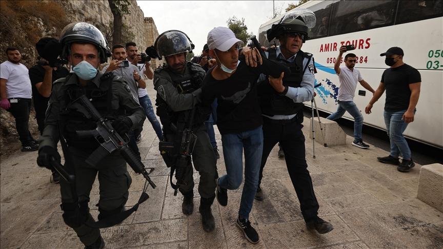 Eyewitnesses told Anadolu Agency that the Israeli police beat Palestinians who tried to enter the cemetery, which Israel has been razing to build a national park - Avaz