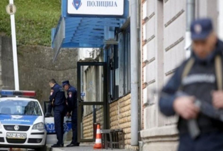 Policija uhapsila muškarca koji je u kafić ušao s bombama i kuhinjskim noževima