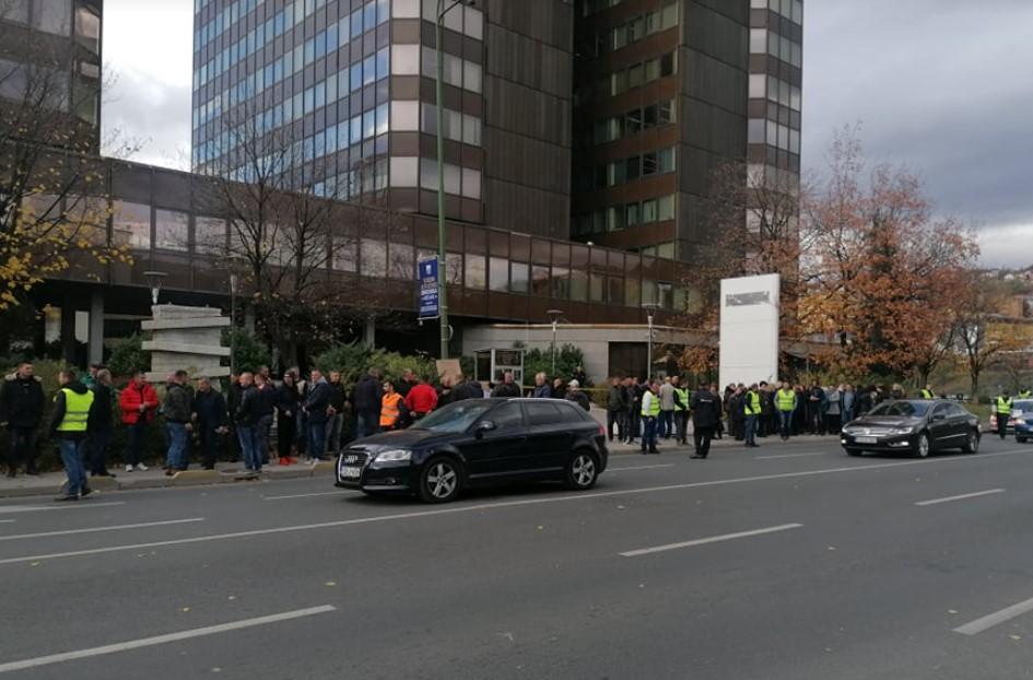 Radnici pred zgradom Vlade FBiH - Avaz