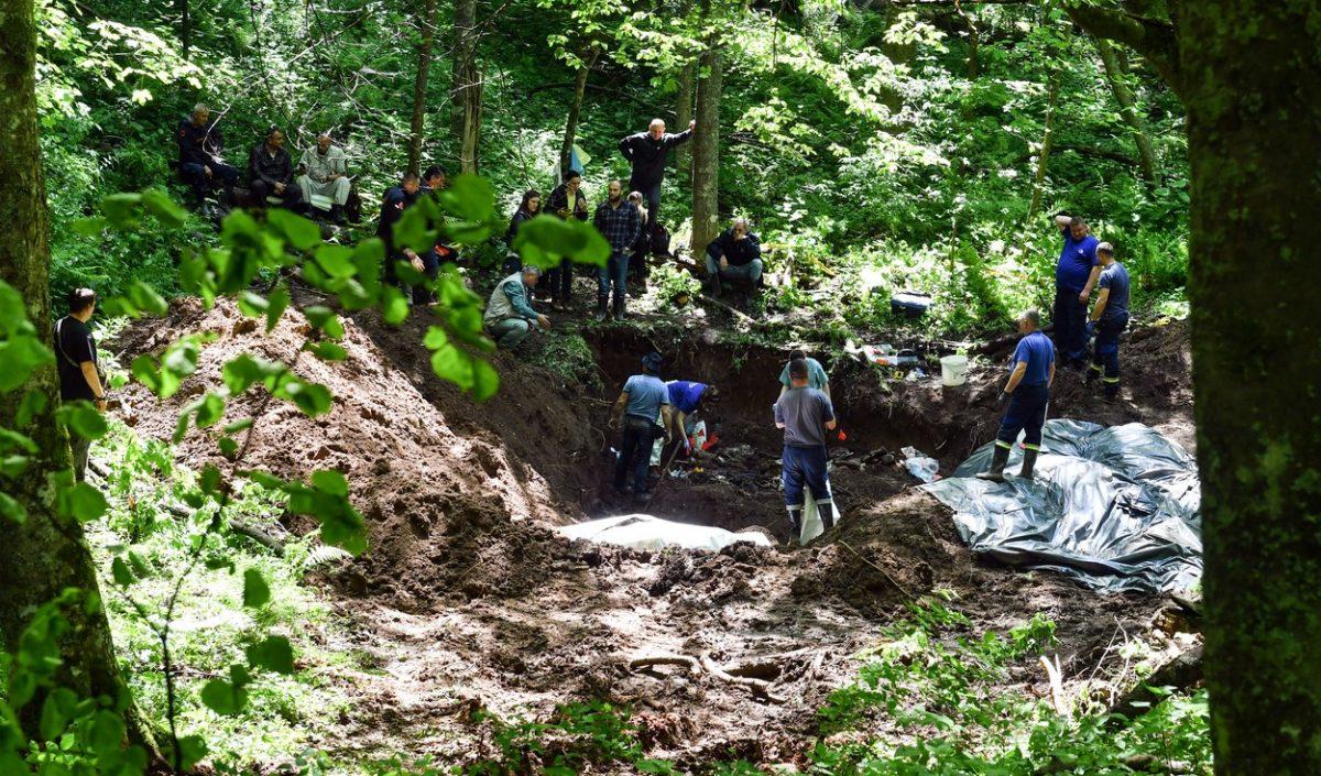 Proces ekshumacije odvija se na izuzetno nepristupačnom planinskom terenu - Avaz