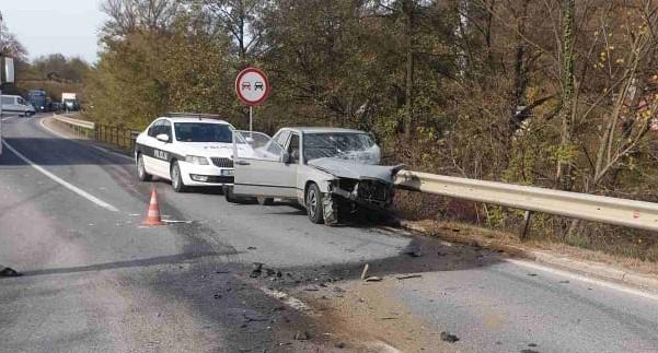 Težak udes kod Srebrenika: Jedna osoba povrijeđena, automobil smrskan