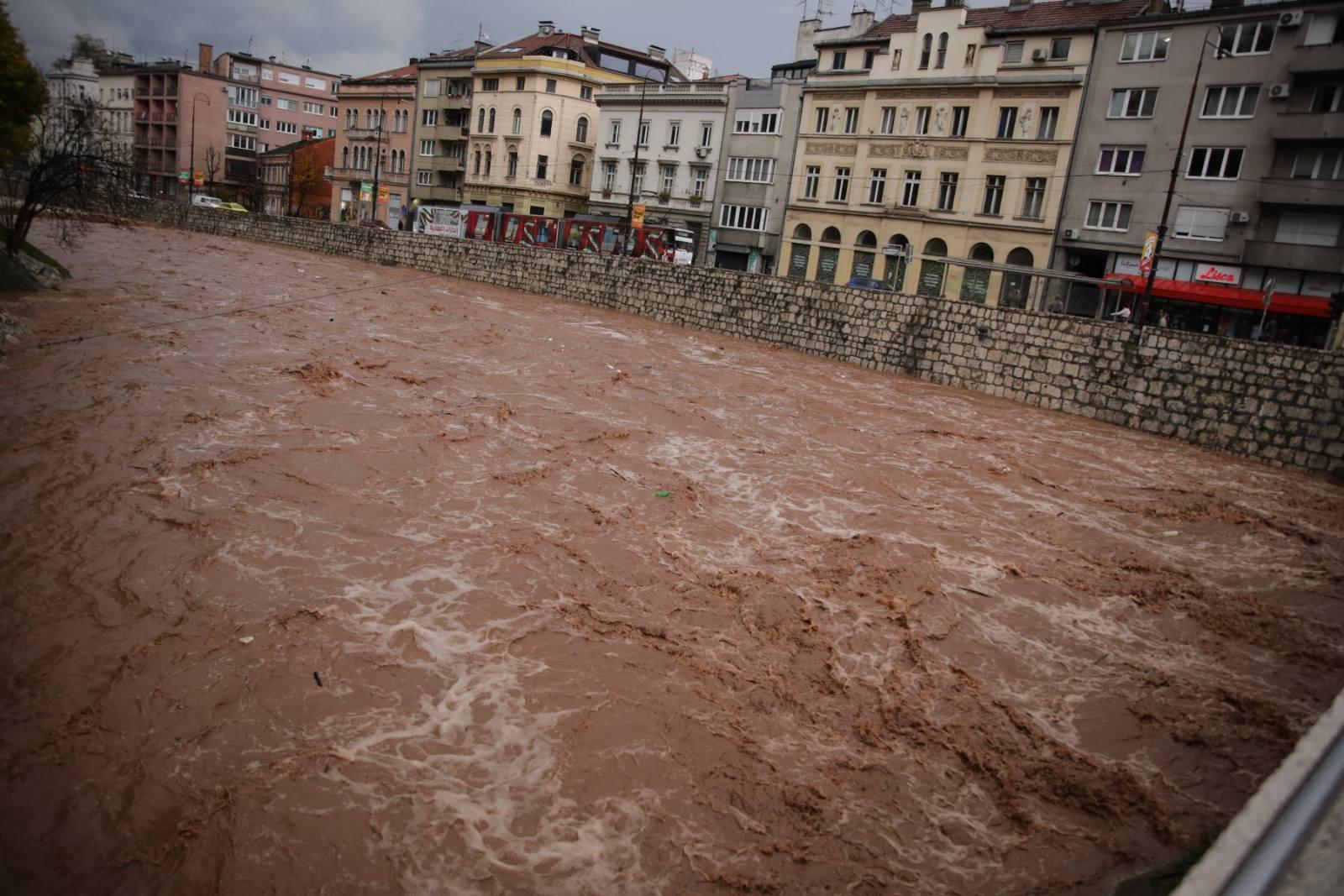 Načelnik sa uposlenicima proveo noć na terenu, spriječene veće poplave