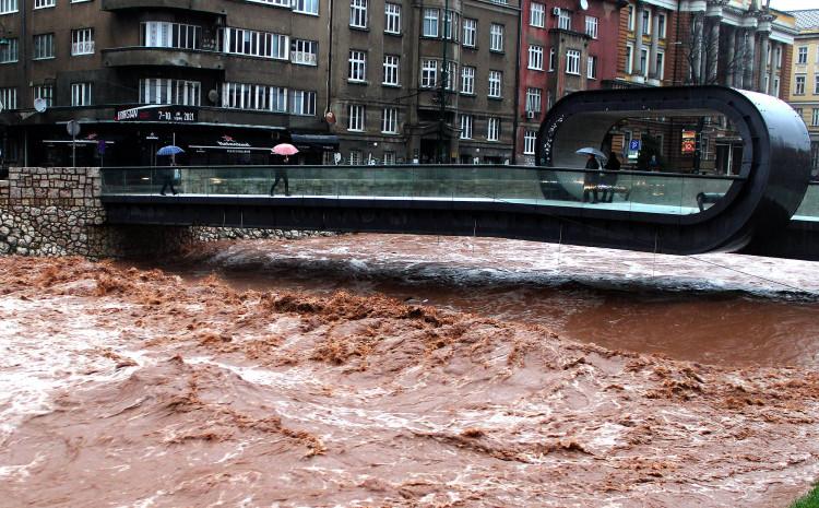 Vodostaj nabujale Miljacke u Sarajevu i dalje je visok